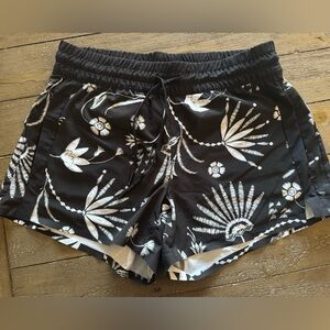 NWOT ATHLETA Baja Shorts 4” Inseam Black White Floral - Size 4